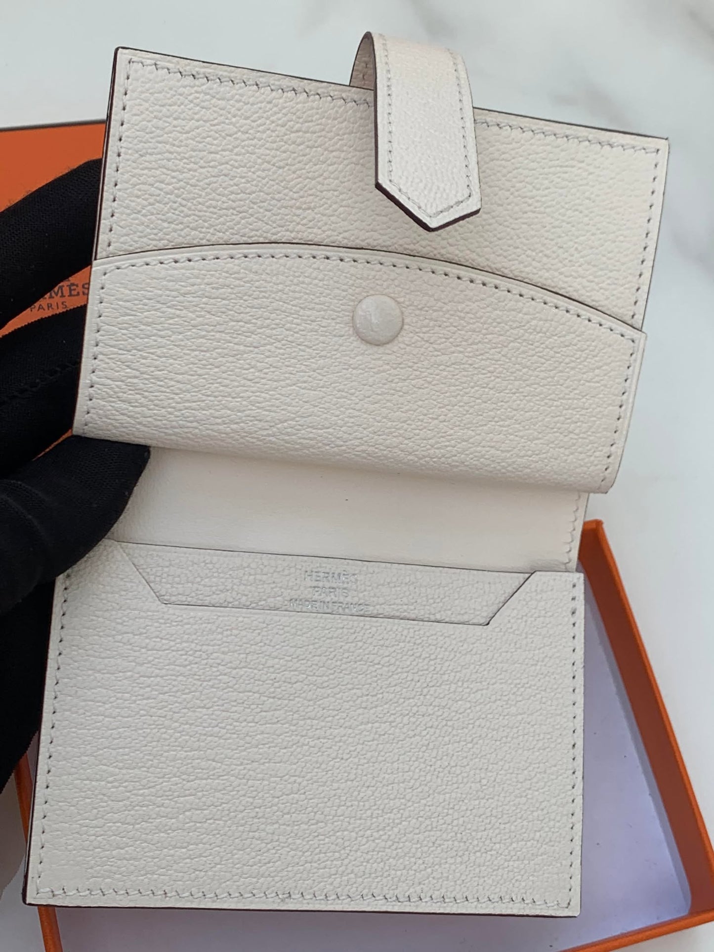 Hermes White Bifold Bearn card holder stamp U Brandnew
