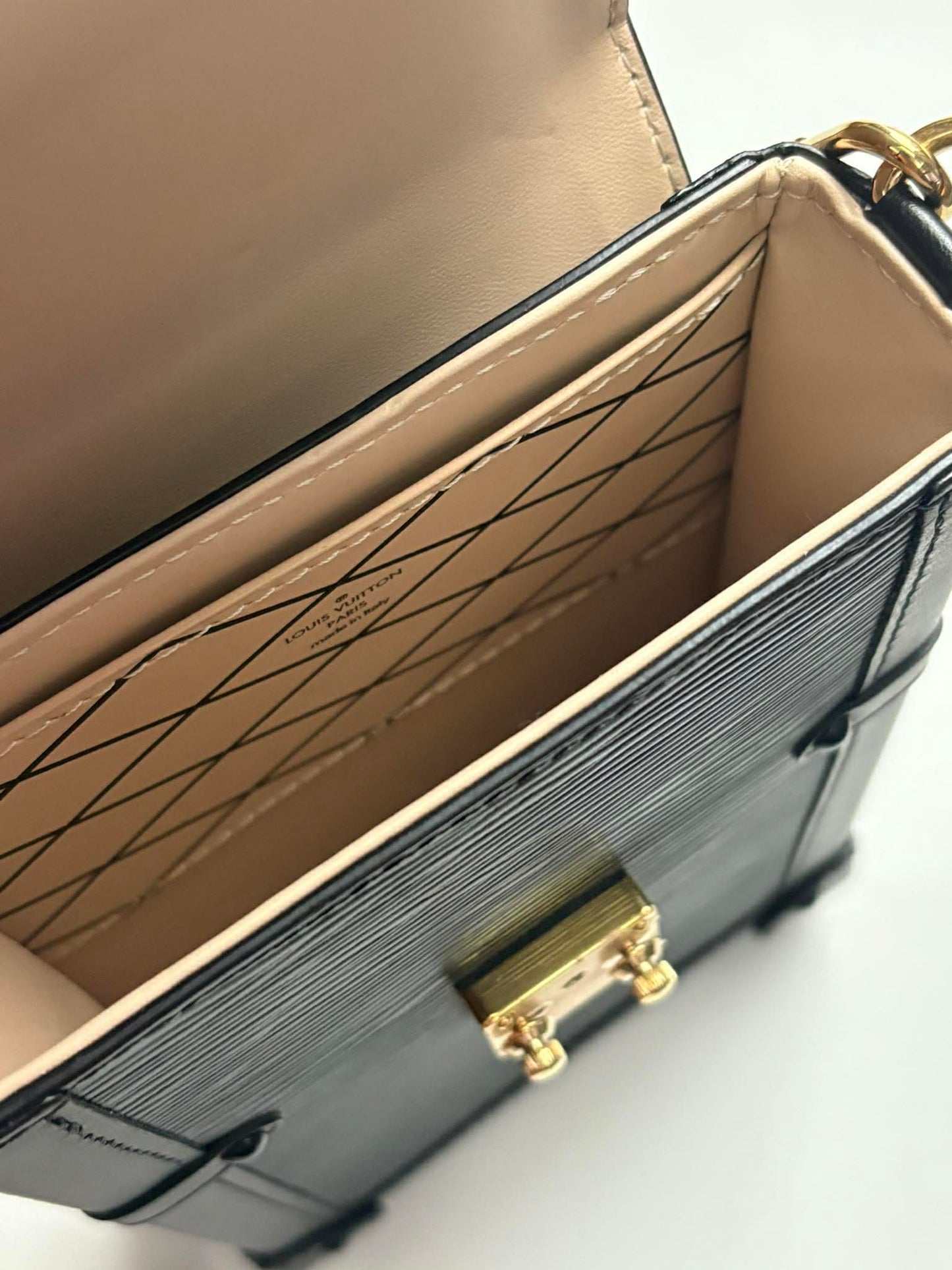 Louis Vutton&nbsp; Epi Trunk black with strap NZ4149