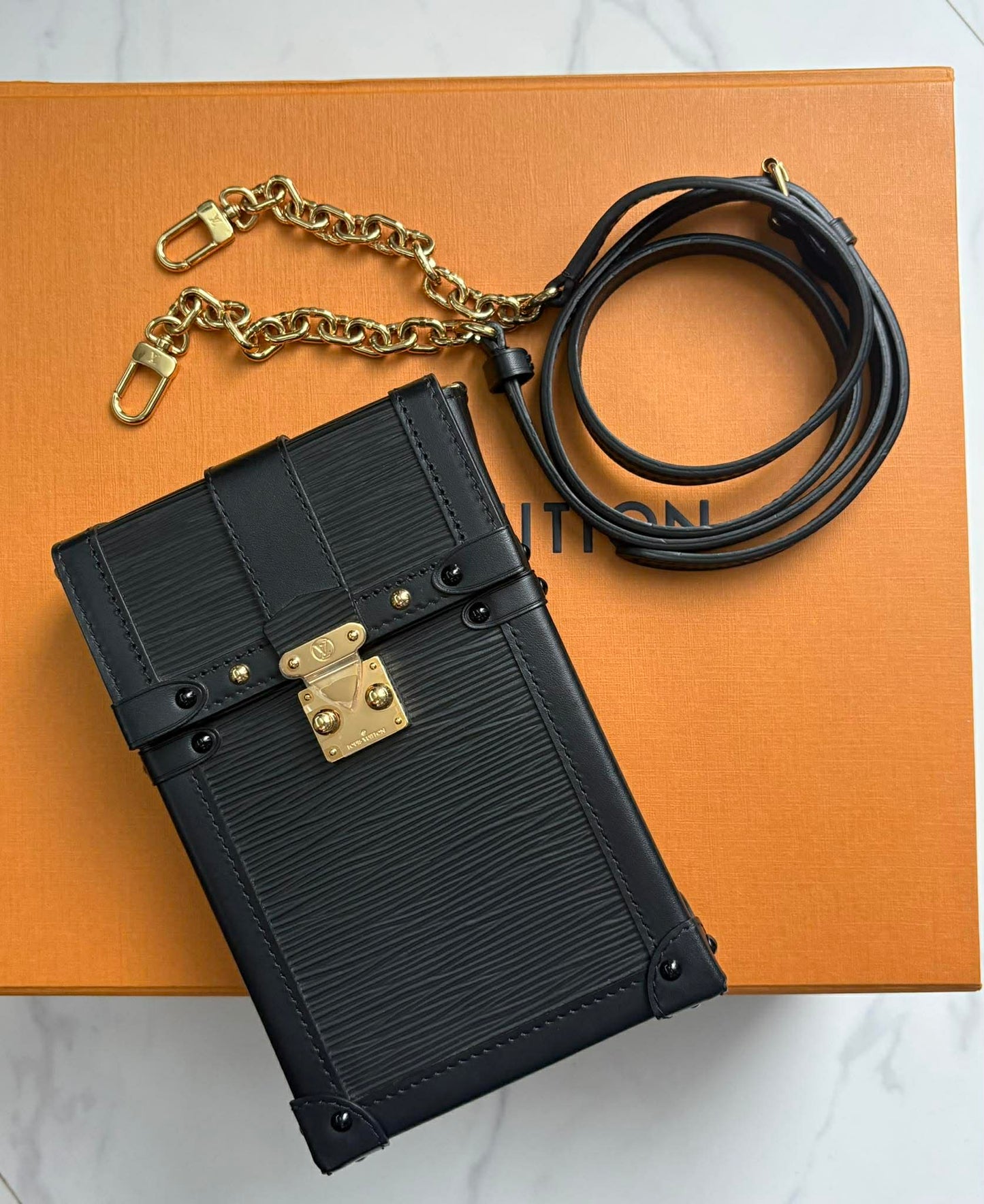 Louis Vutton&nbsp; Epi Trunk black with strap NZ4149