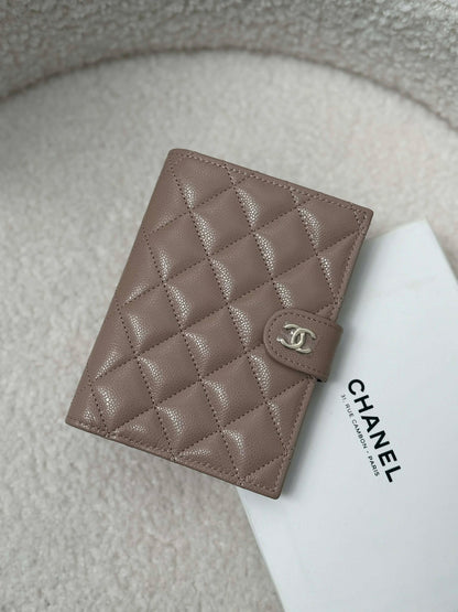 Passport holder dark beige GHW caviar GHW brand new&nbsp; N45UG703 micro