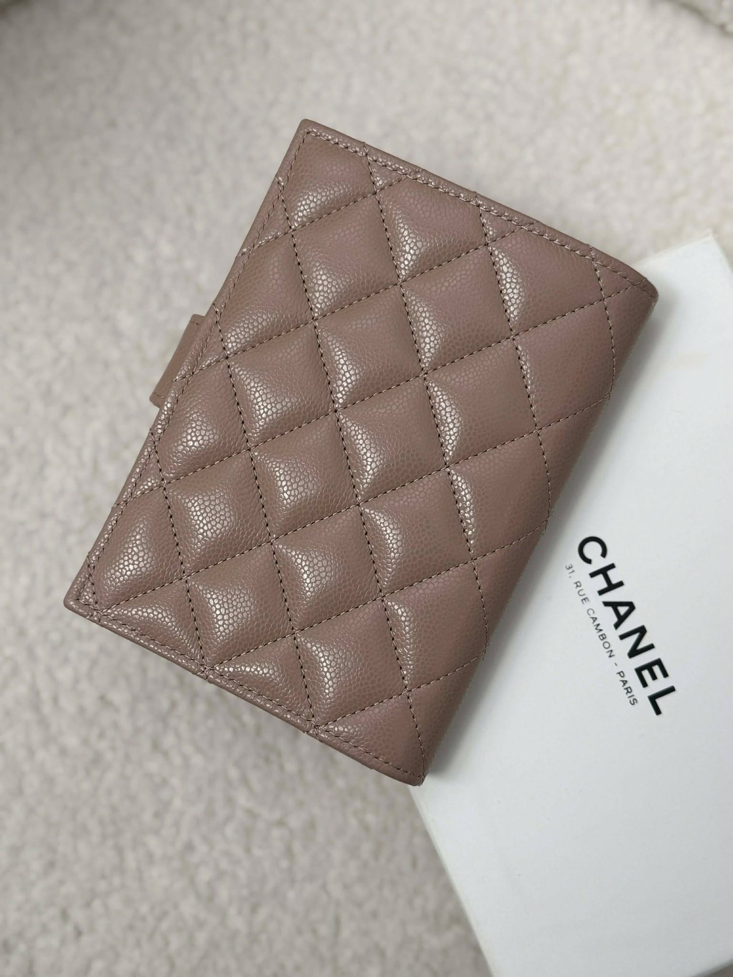 Passport holder dark beige GHW caviar GHW brand new&nbsp; N45UG703 micro
