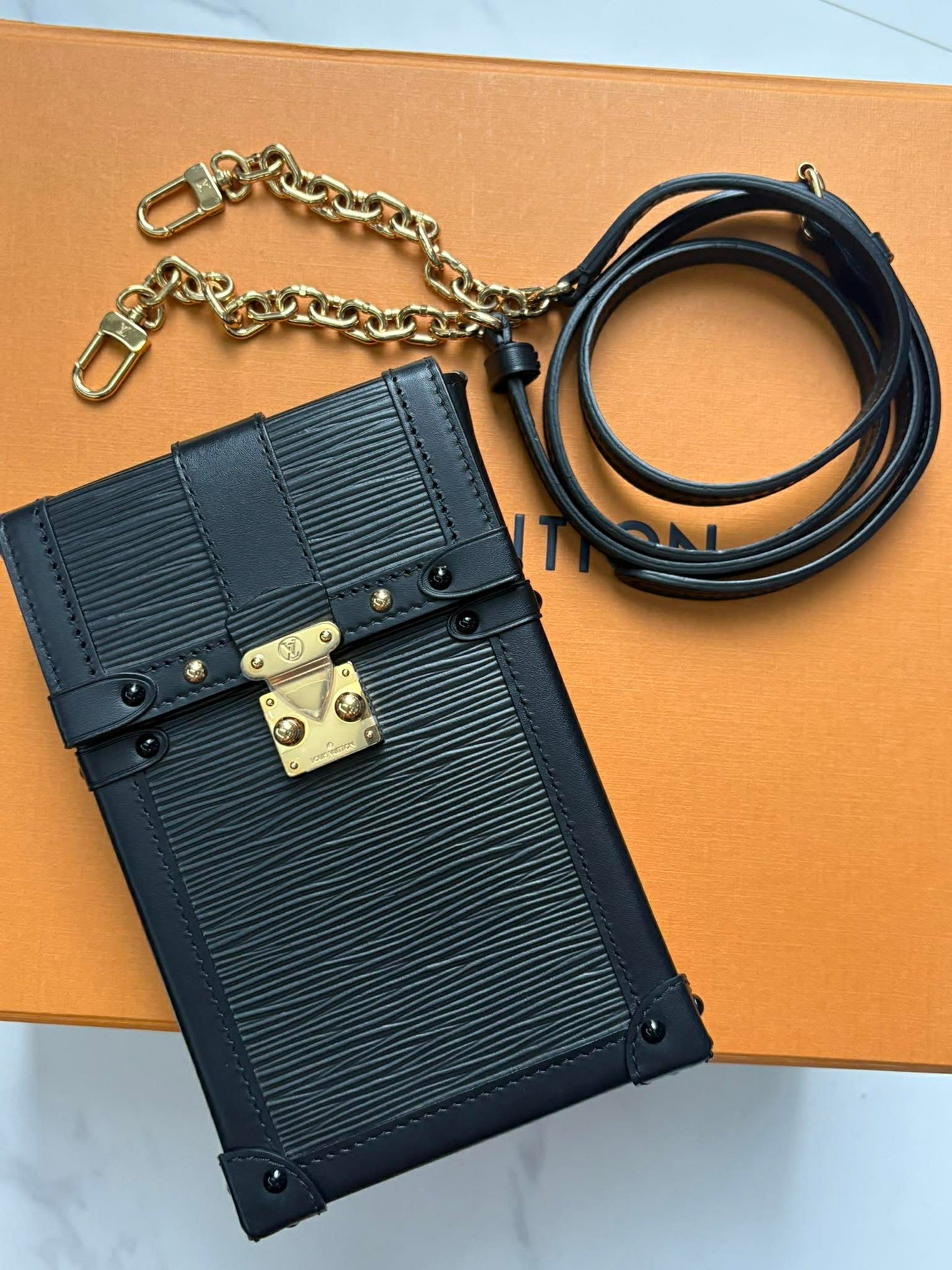 Louis Vutton&nbsp; Epi Trunk black with strap NZ4149