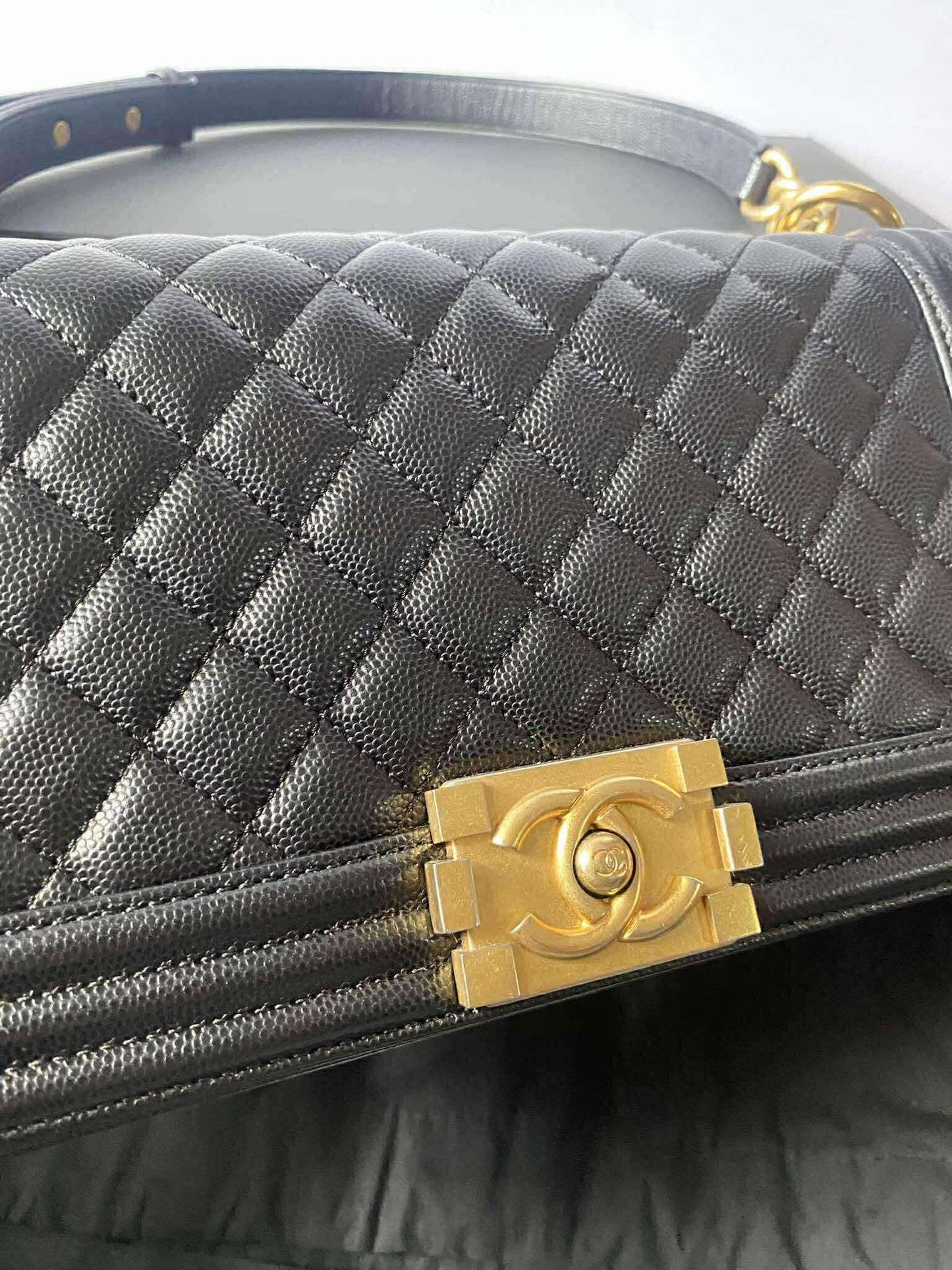 Chanel leboy new med black caviar ghw series 27325601 Rank A