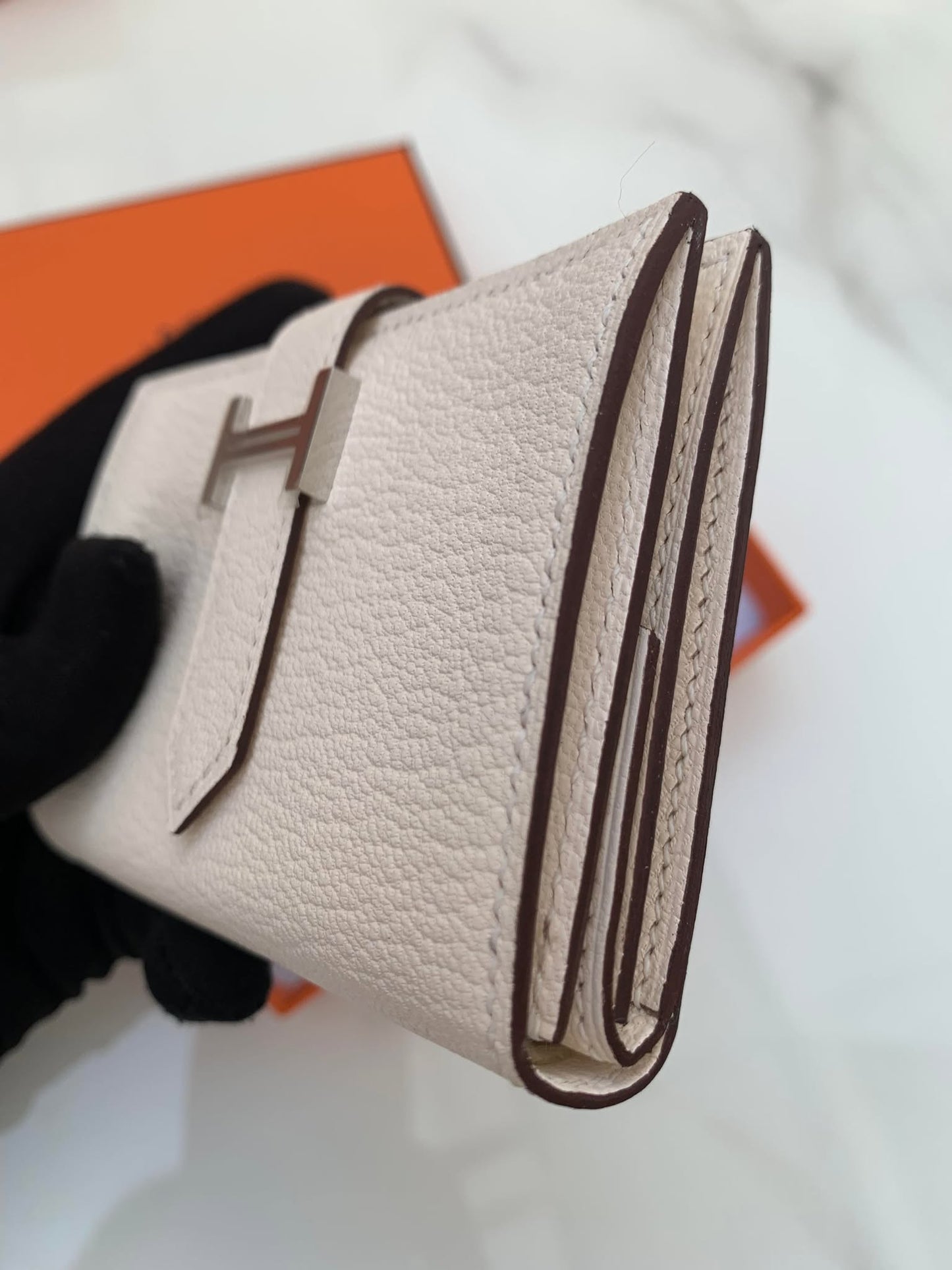 Hermes White Bifold Bearn card holder stamp U Brandnew