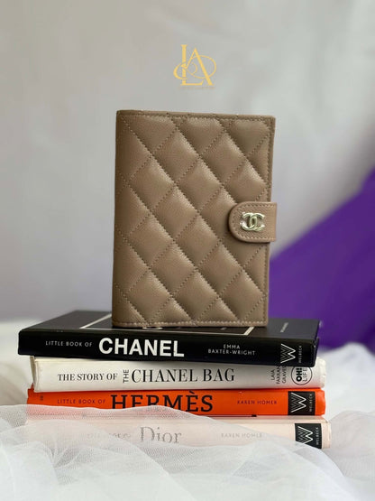 Passport holder dark beige GHW caviar GHW brand new&nbsp; N45UG703 micro