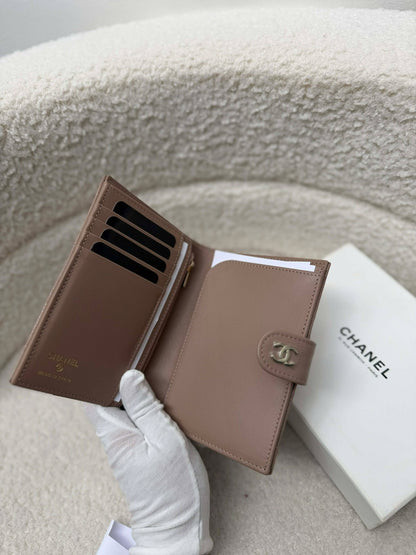 Passport holder dark beige GHW caviar GHW brand new&nbsp; N45UG703 micro