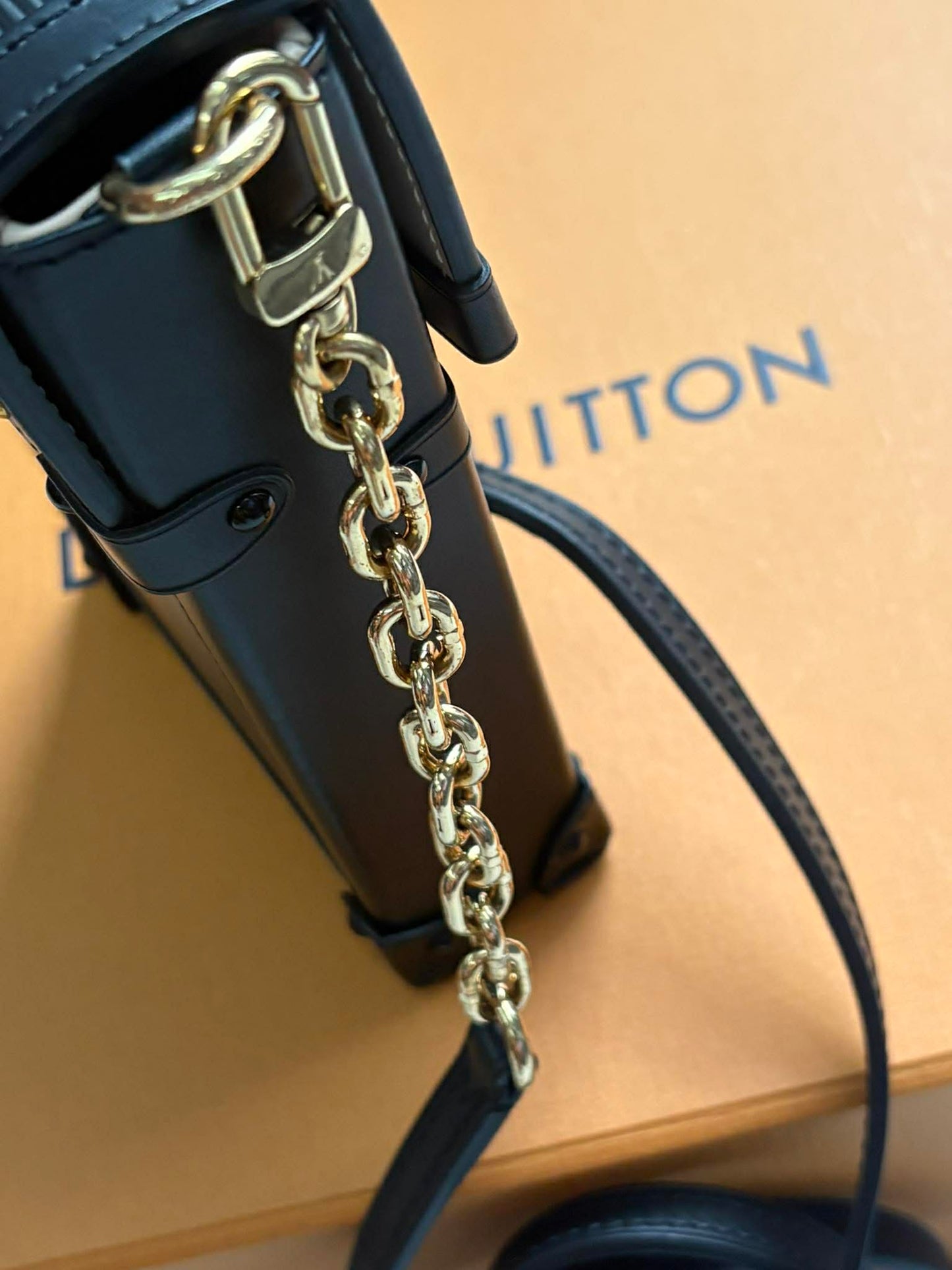 Louis Vutton&nbsp; Epi Trunk black with strap NZ4149